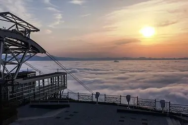 街を覆う初夏の絶景、函館山の「雲海」