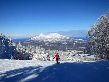 駒ヶ岳を望むゲレンデでロングコースを滑る