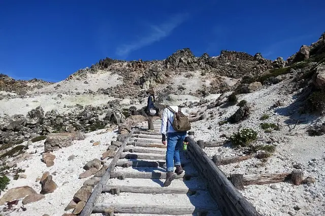 溶岩と青い海の絶景、恵山登山体験記