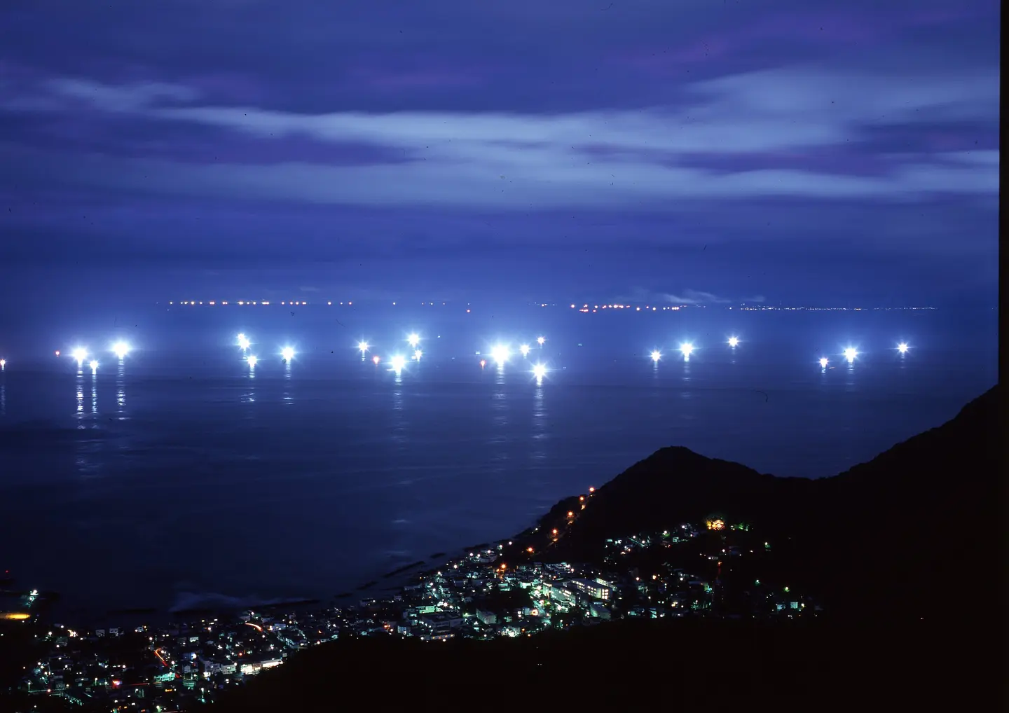 夜の海に光が浮かぶ、津軽海峡「漁火夜景」