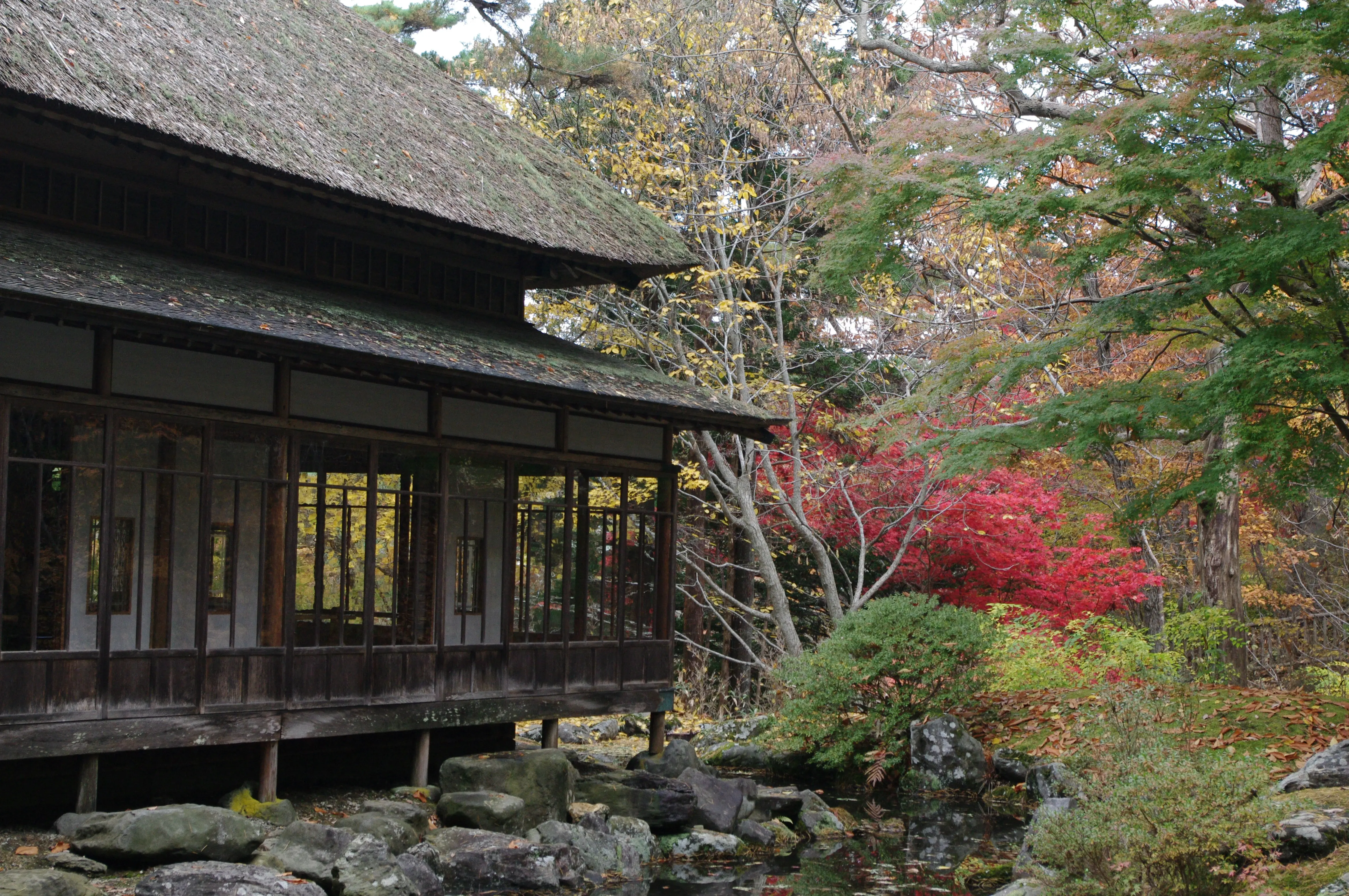 紅葉だけでなく、建物も必見。香雪園の古建築探訪 | 特集一覧 | はこぶら